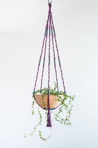 Suspension en macramé violet