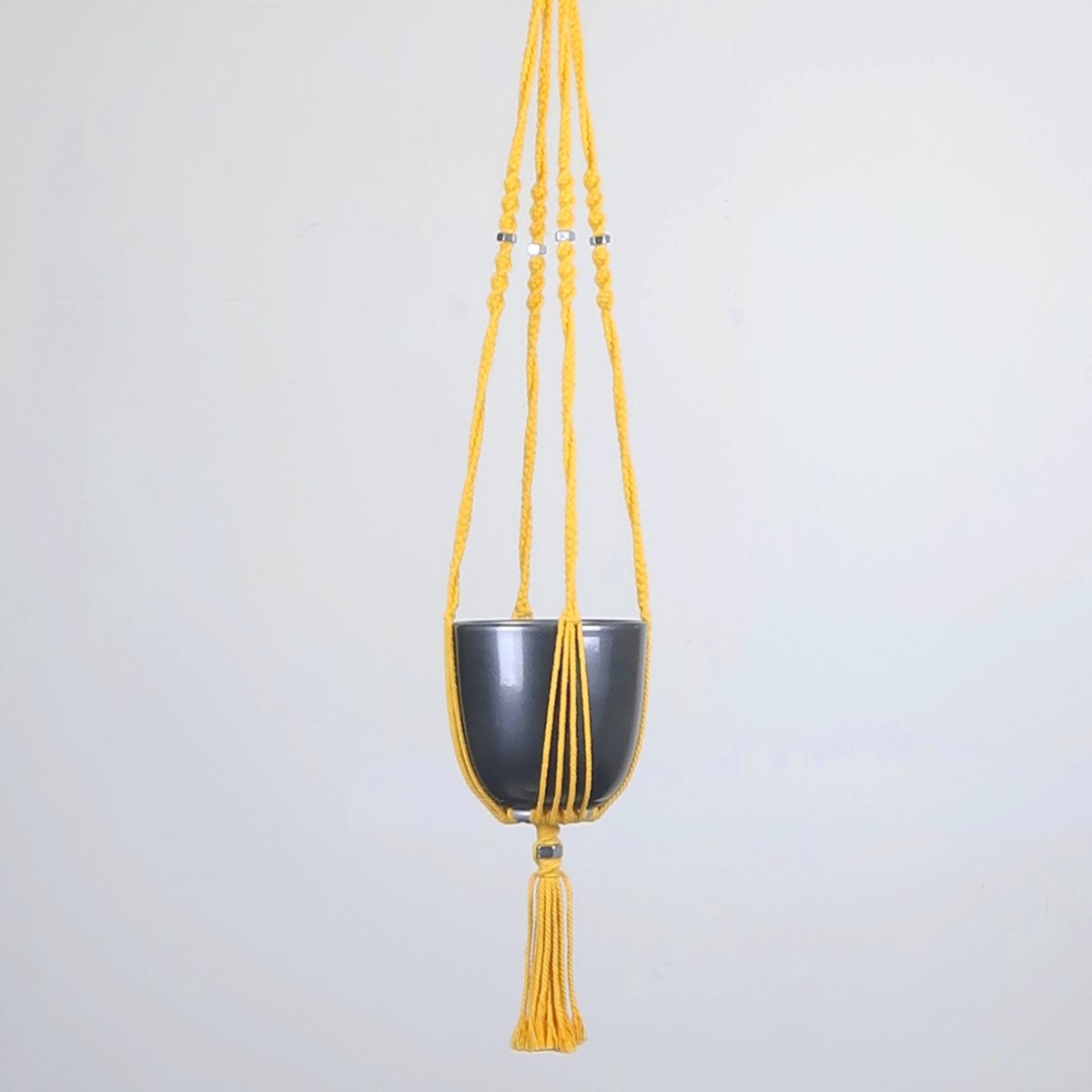 suspension en macramé jaune