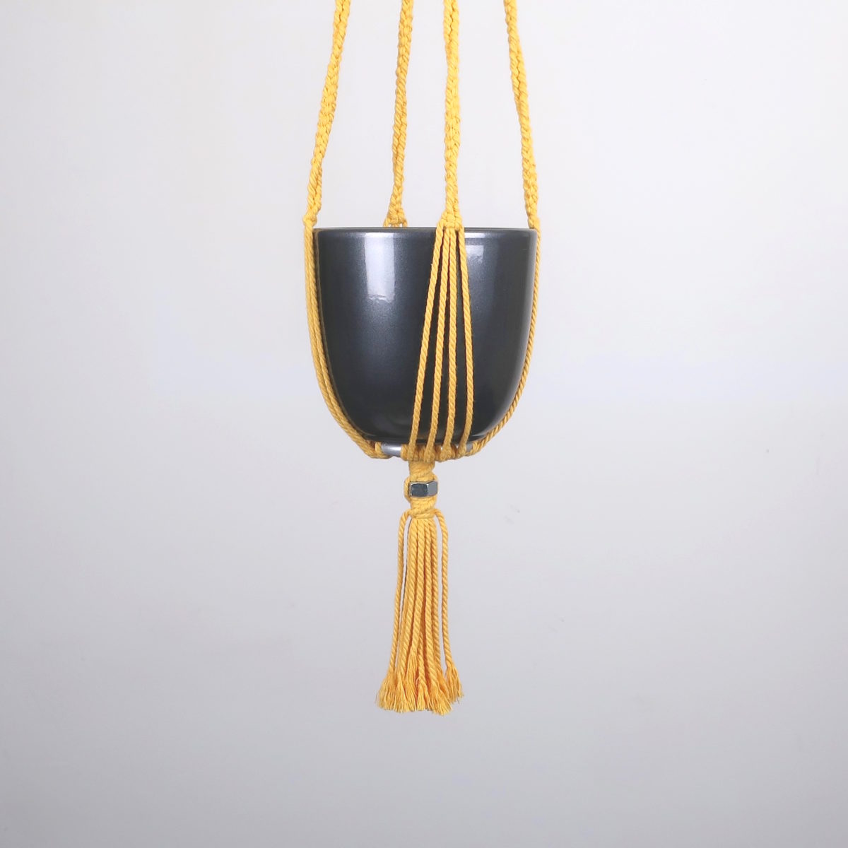 suspension en macramé jaune