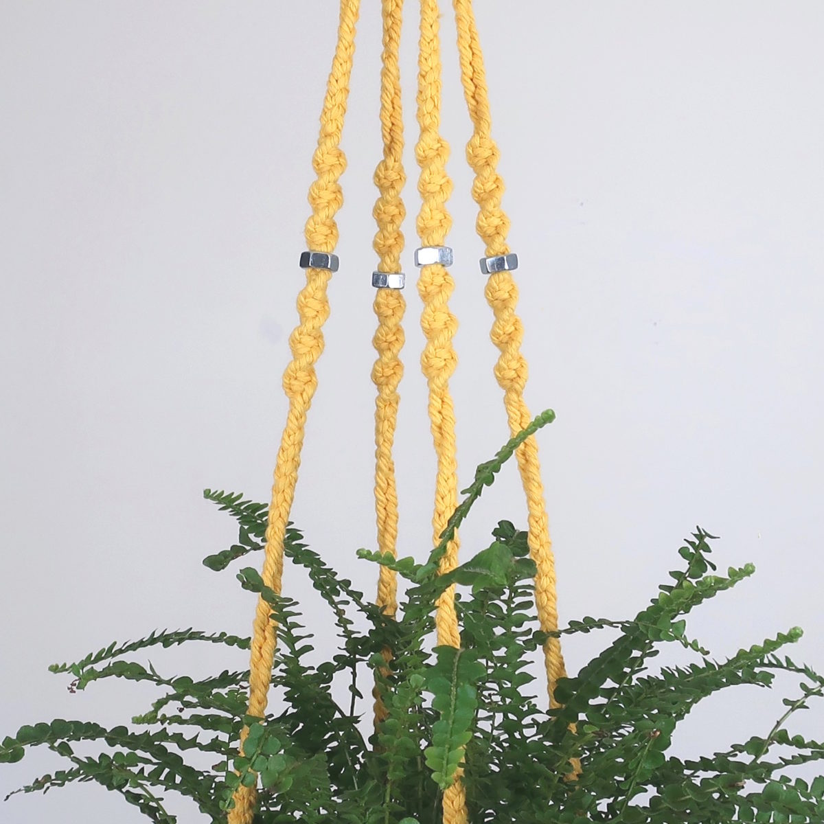 suspension en macramé jaune