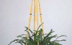 suspension en macramé jaune