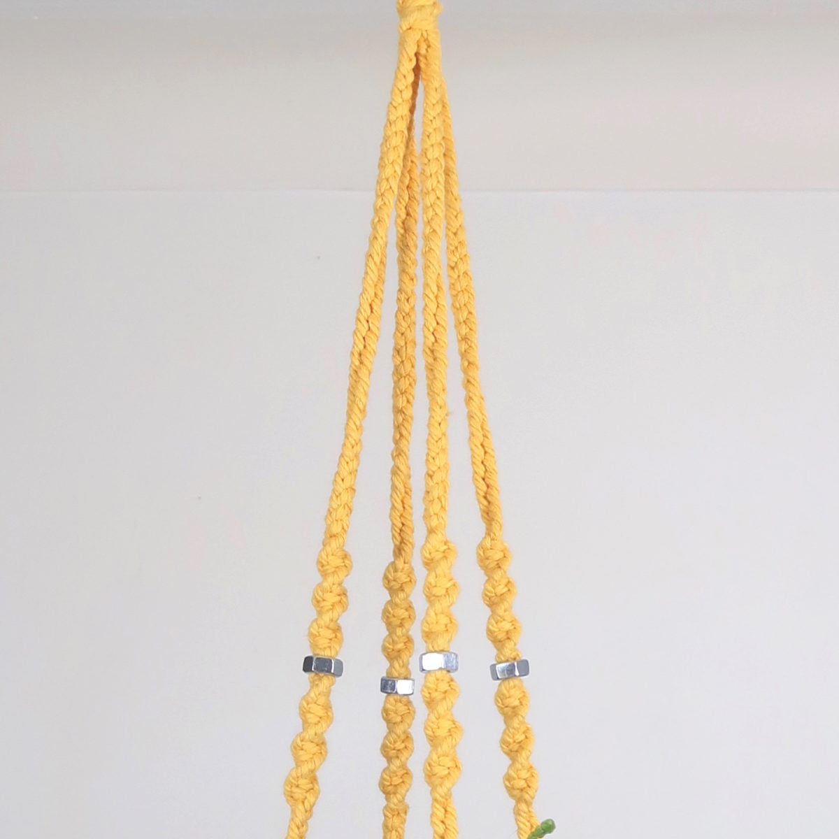 suspension en macramé jaune