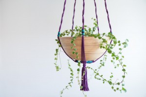 Suspension en macramé violet
