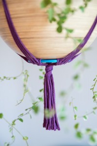 Suspension en macramé violet
