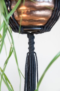 Suspension en macramé noir