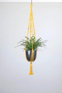 suspension en macramé jaune