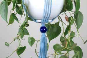 Suspension plante macramé bleu